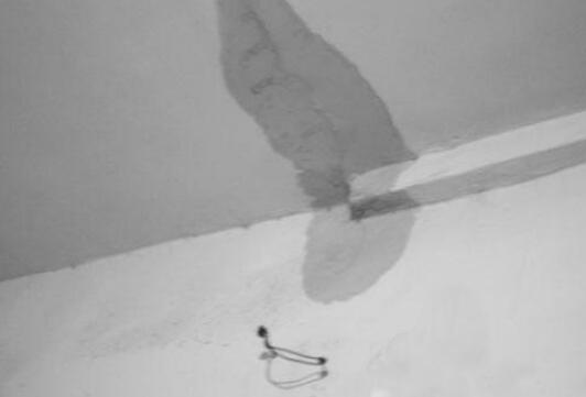 金屬屋面檐口滲水應(yīng)該怎么解決?家用防水涂料這幾點(diǎn)一定要注意